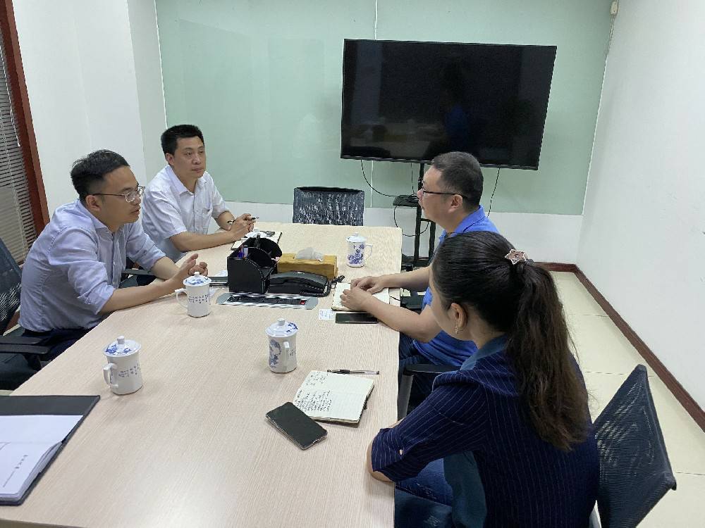无锡市工信局领导来亚搏-中国有限公司科技开展“三联三解”活动